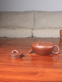 yi shing teapot shi piao handmade with yixing zisha on the table