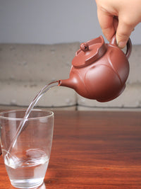 perfect pour of the yi shing teapot