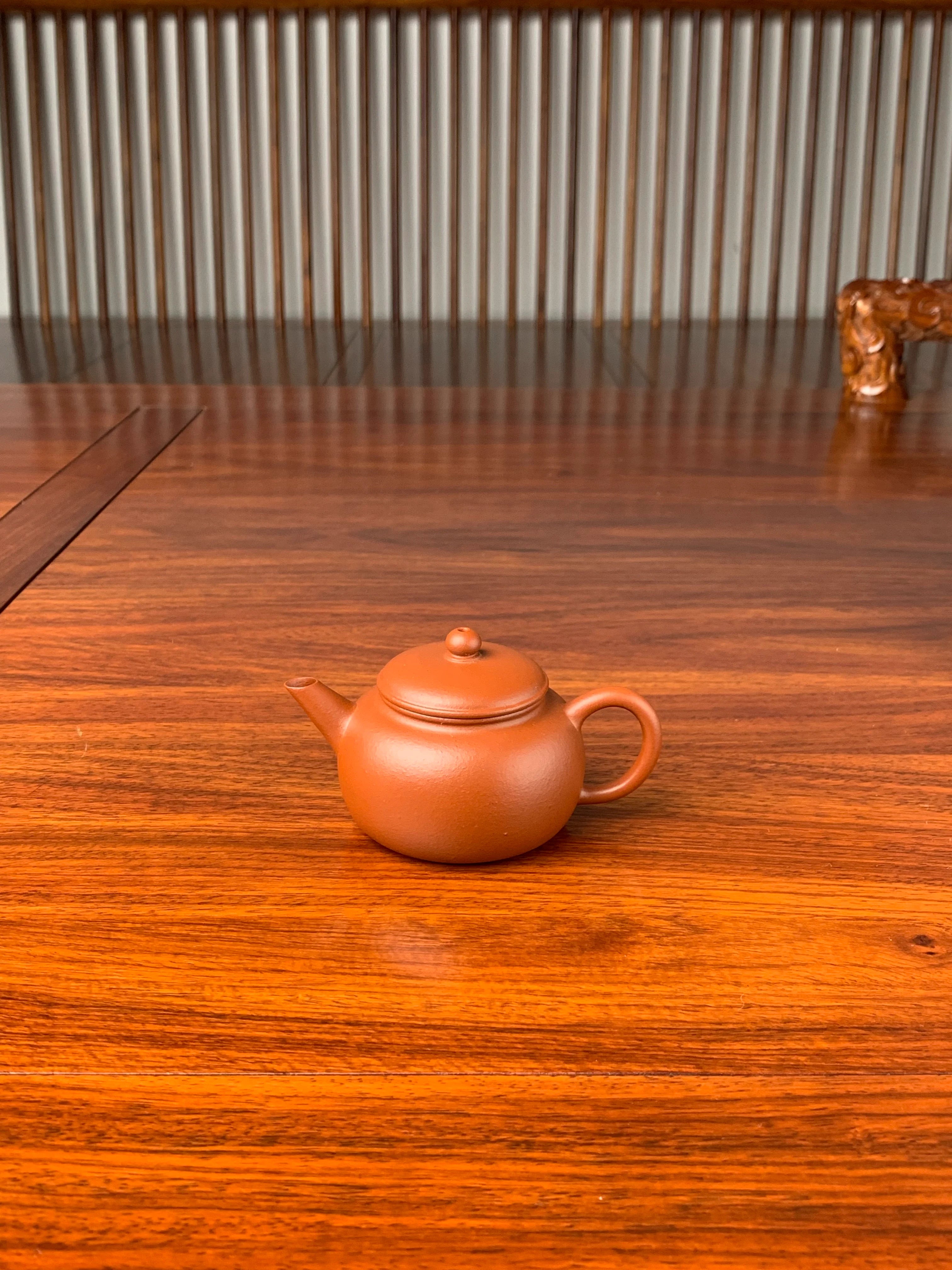 yi shing teapot pao zun on the table