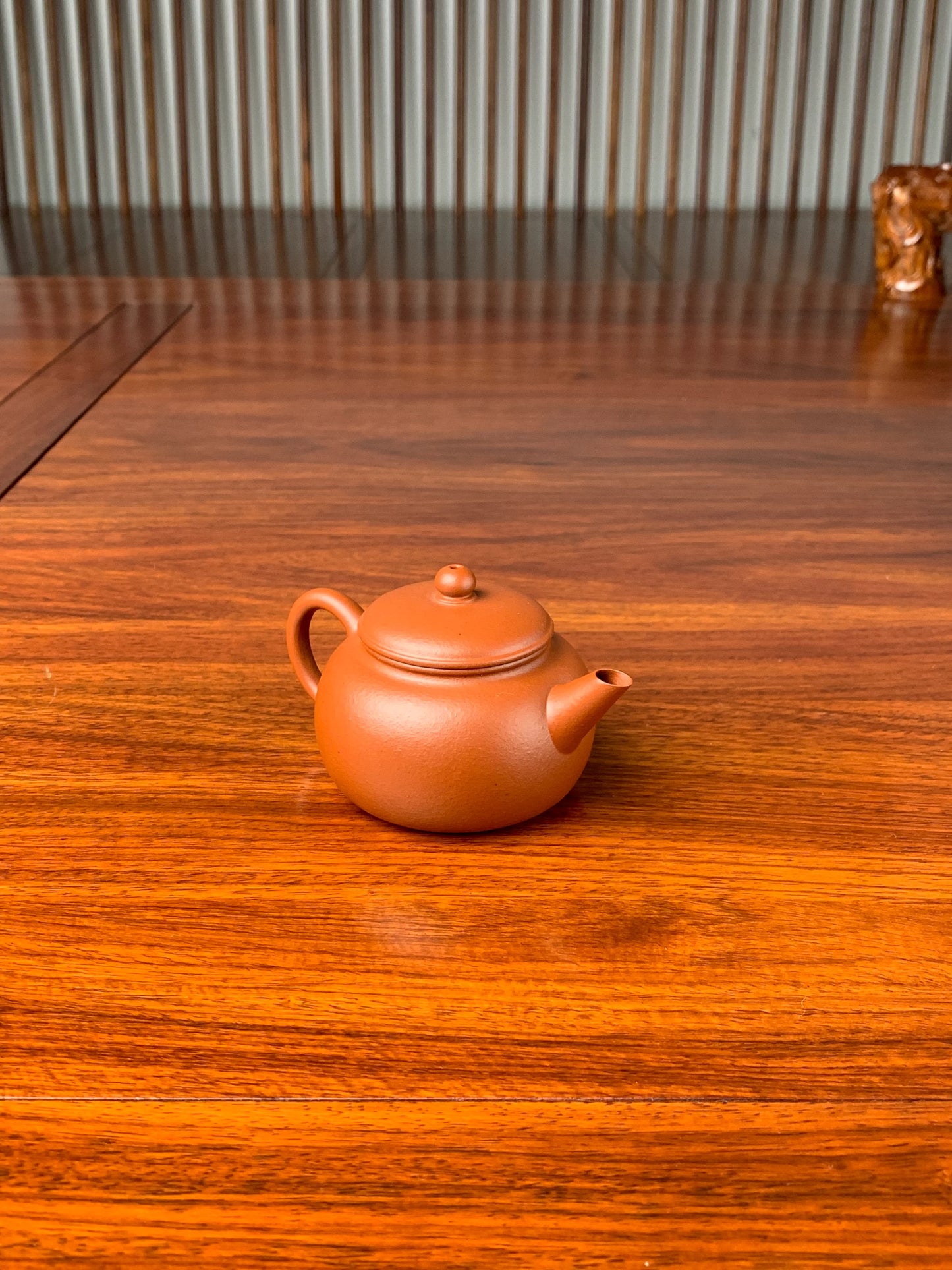 the left view of the yi shing teapot pao zun