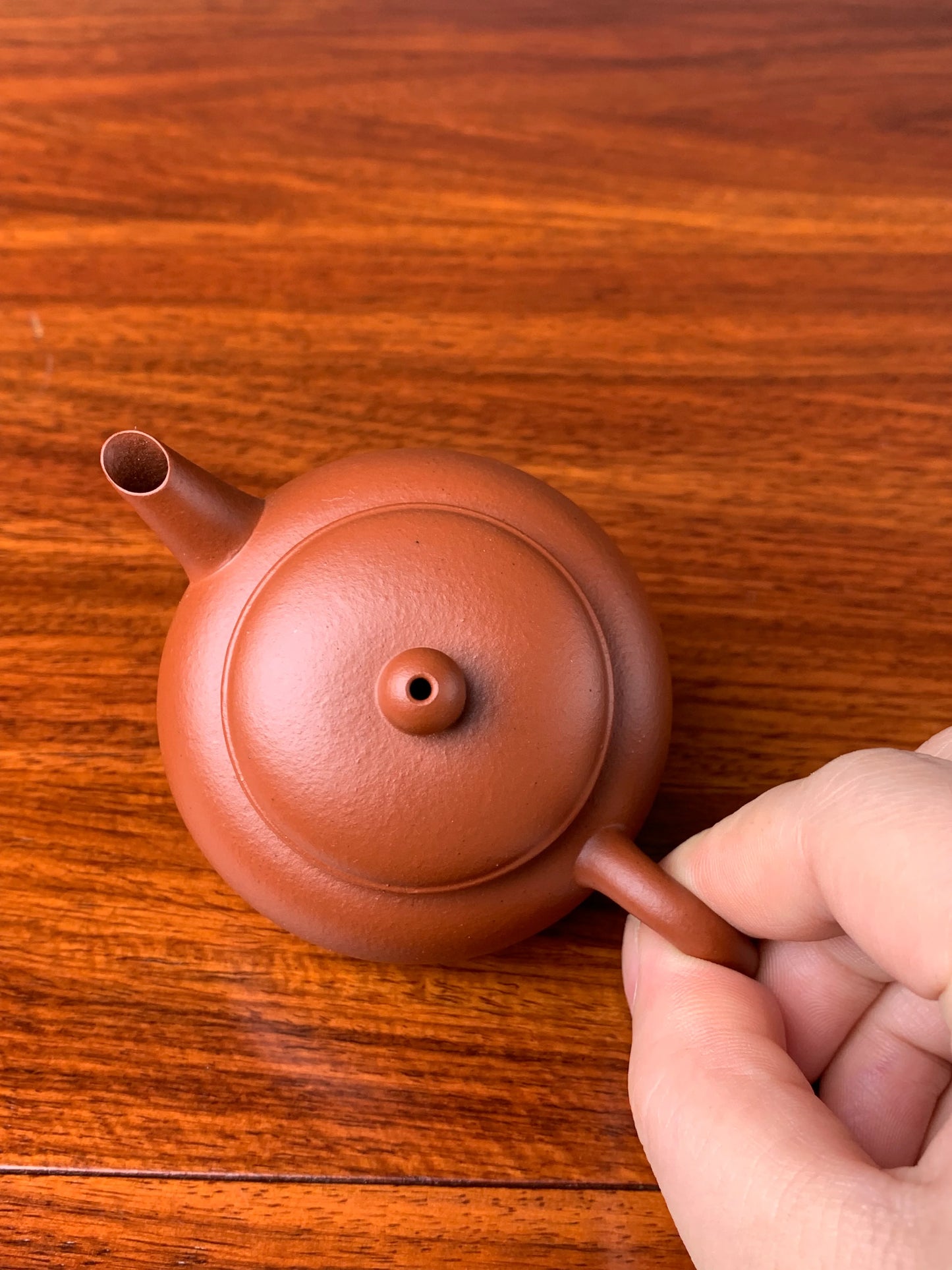 the top view of the yi shing teapot on the table