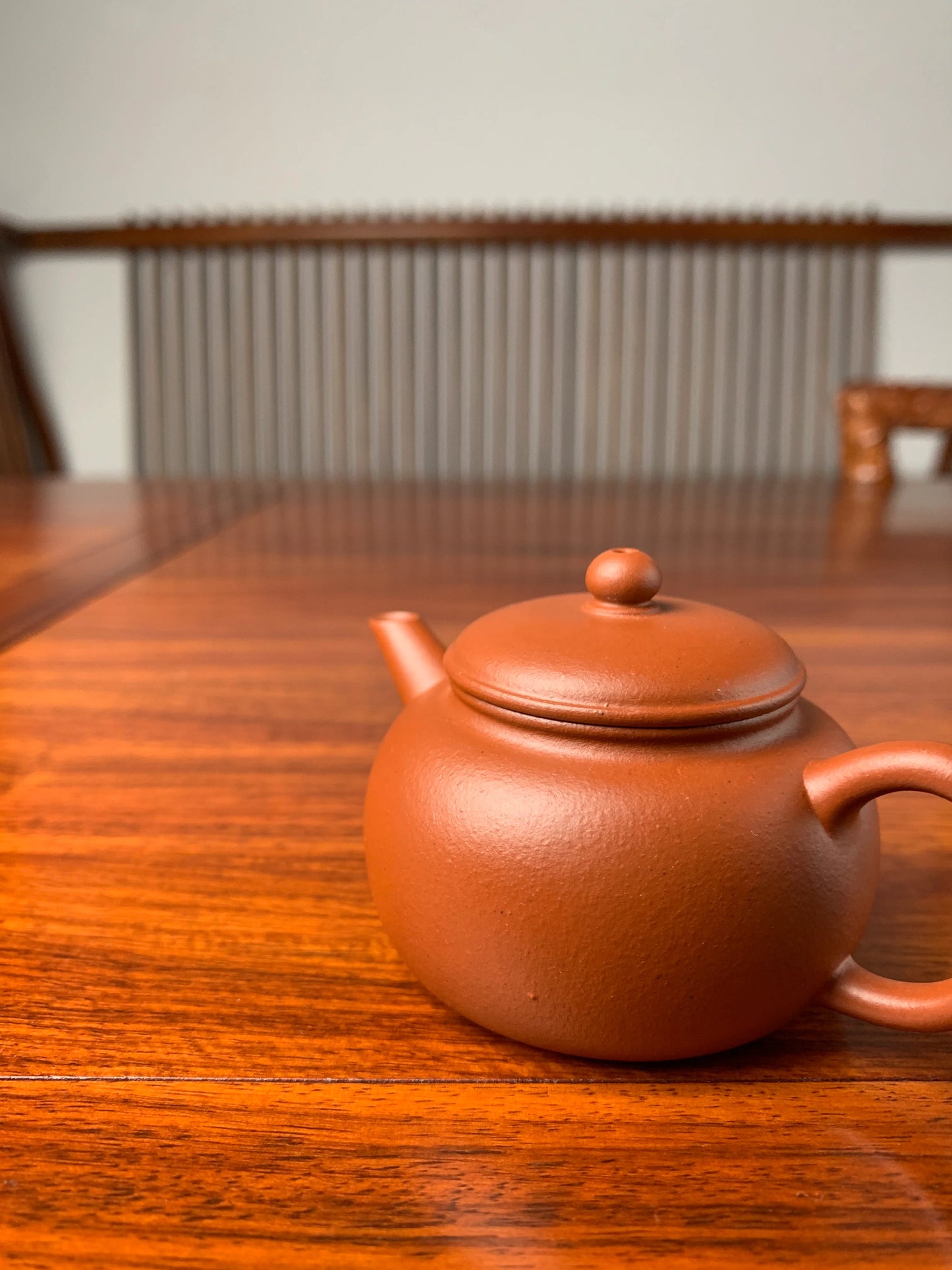 the right view of the yi shing teapot on the table