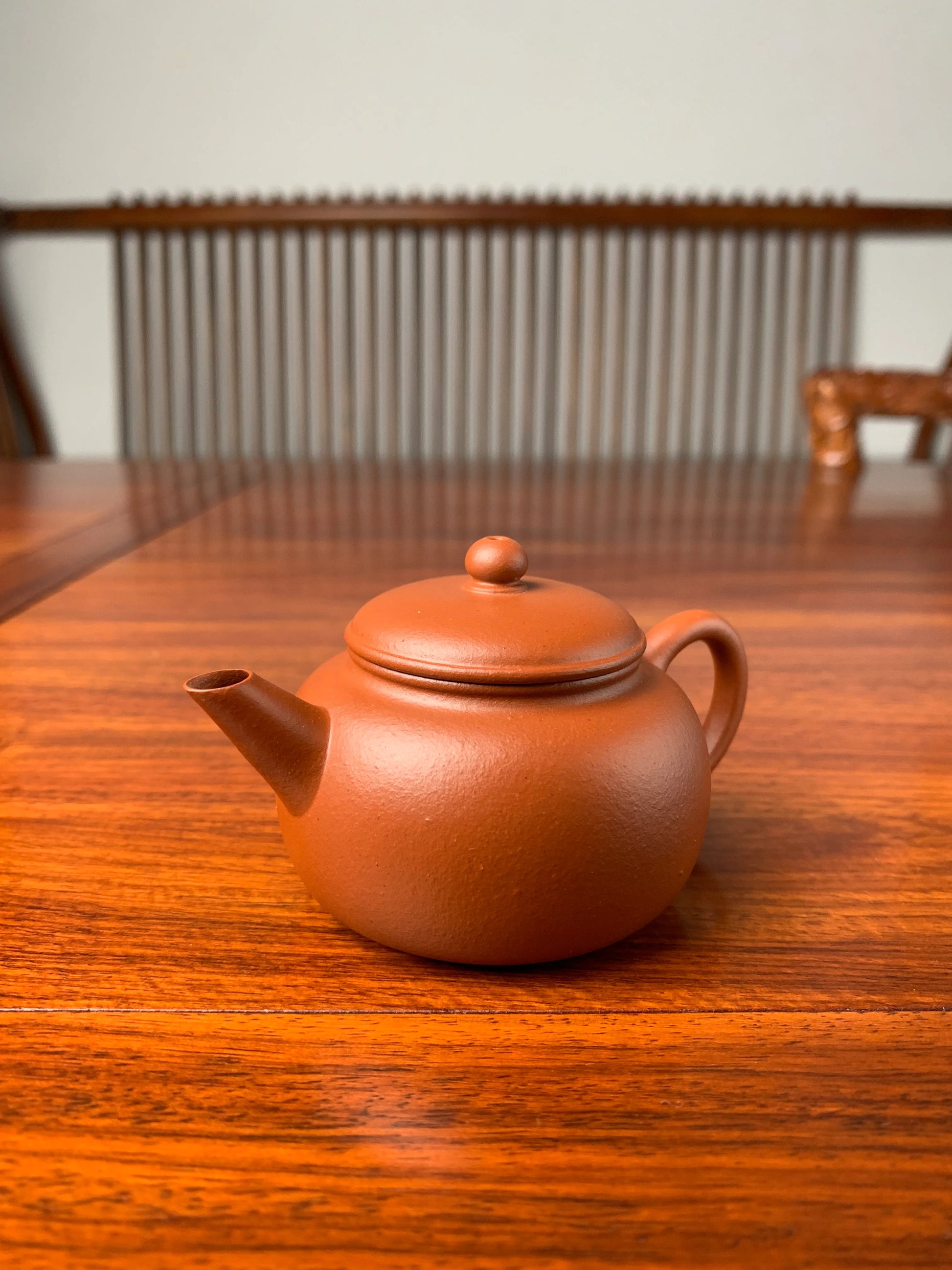 the right side of the yi shing teapot pao zun