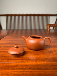 the lid and the body of the yi shing teapot  pao zun
