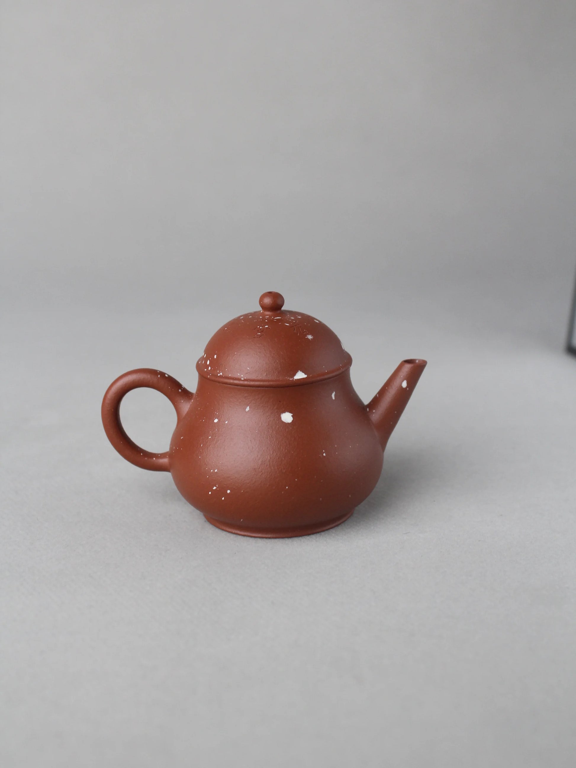 back view of yi shing teapot on the table