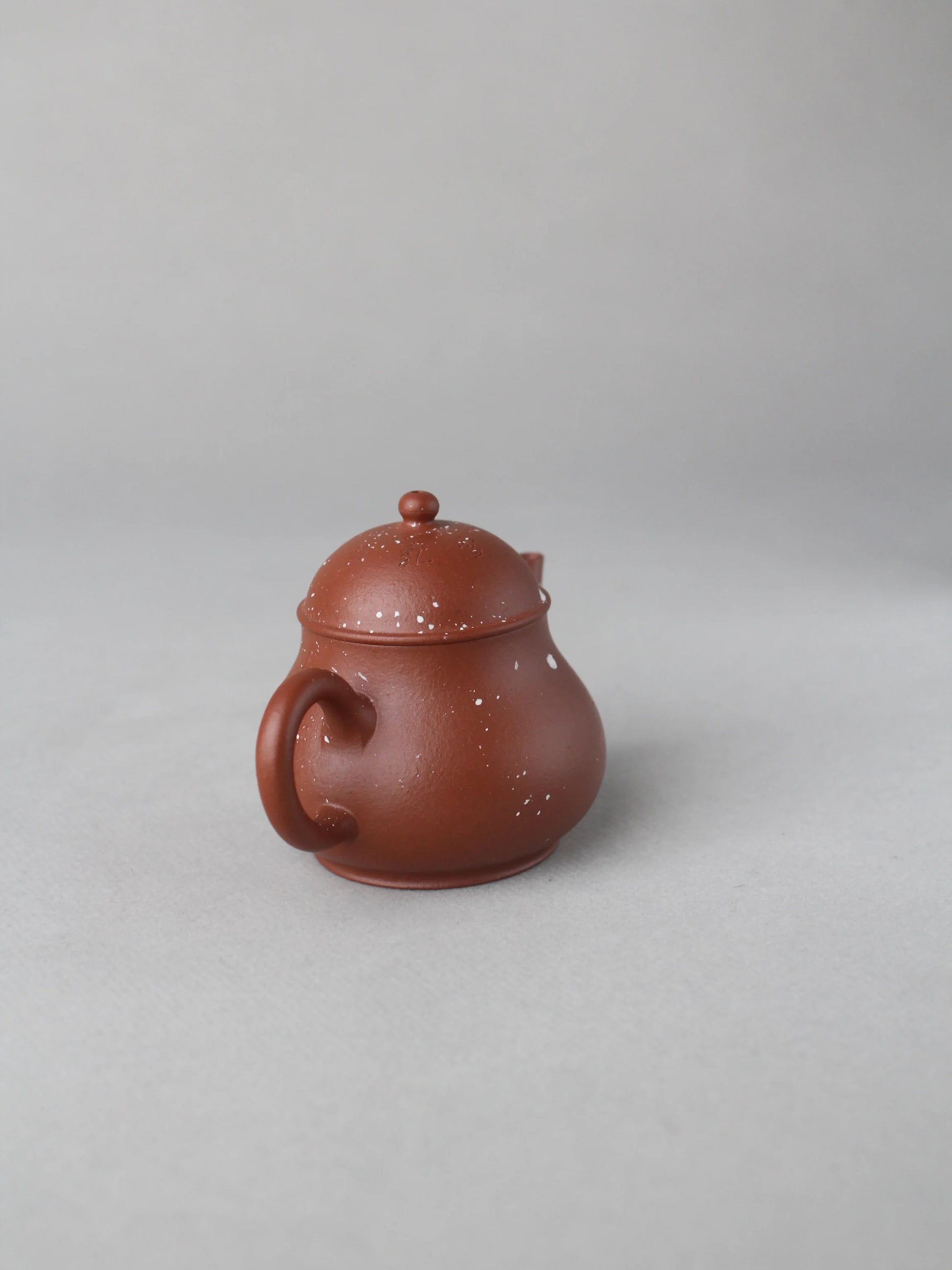 yi shing teapot on the table right view