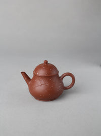 yi shing teapot on the table