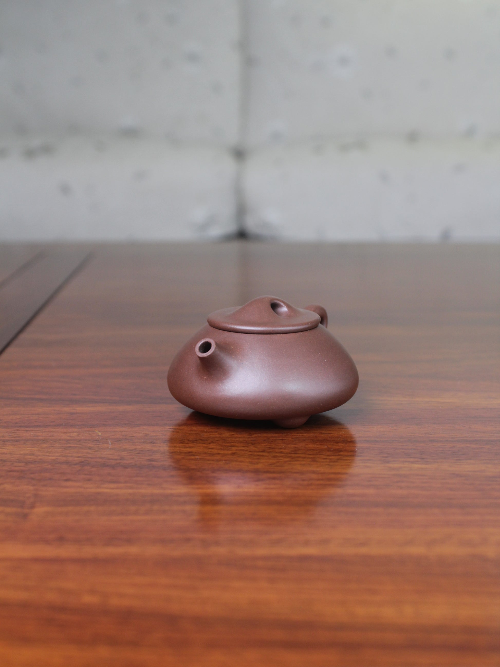 Right view of Yi sing teapot shi piao