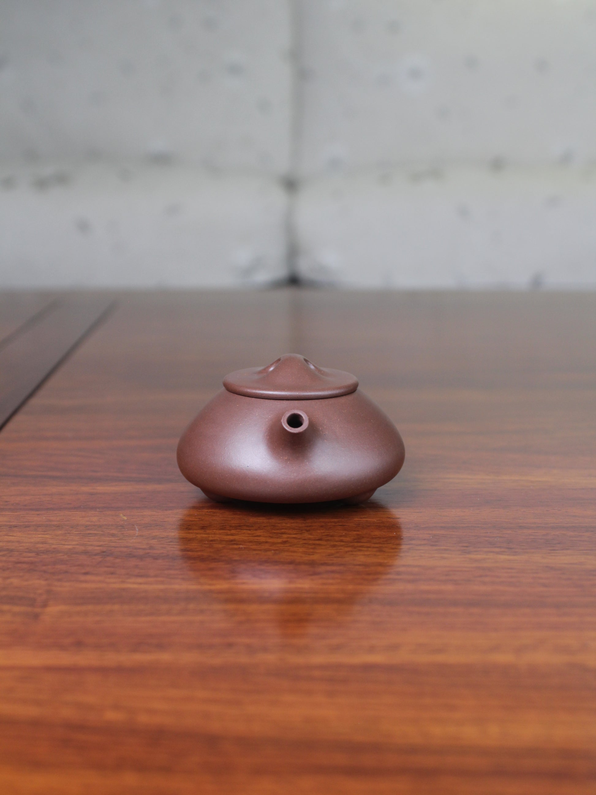 Front view of the Yi sing teapot shi piao fully handmade by teapot artist