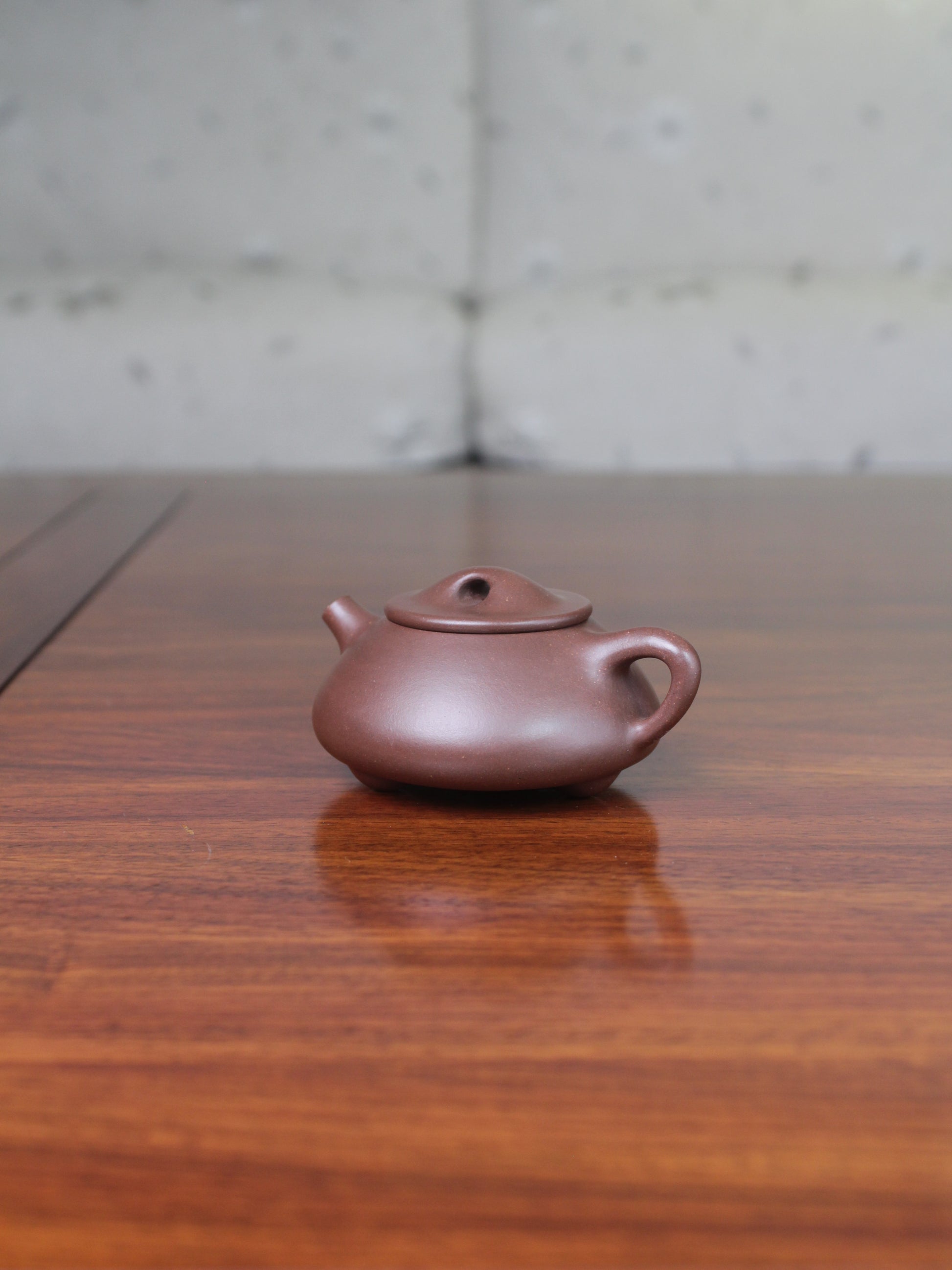 Detail of the Yi sing teapot shi piao fully handmade by teapot artist