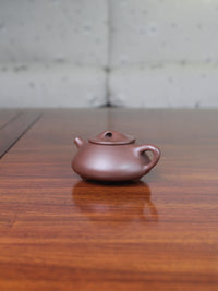 Detail of the Yi sing teapot shi piao fully handmade by teapot artist