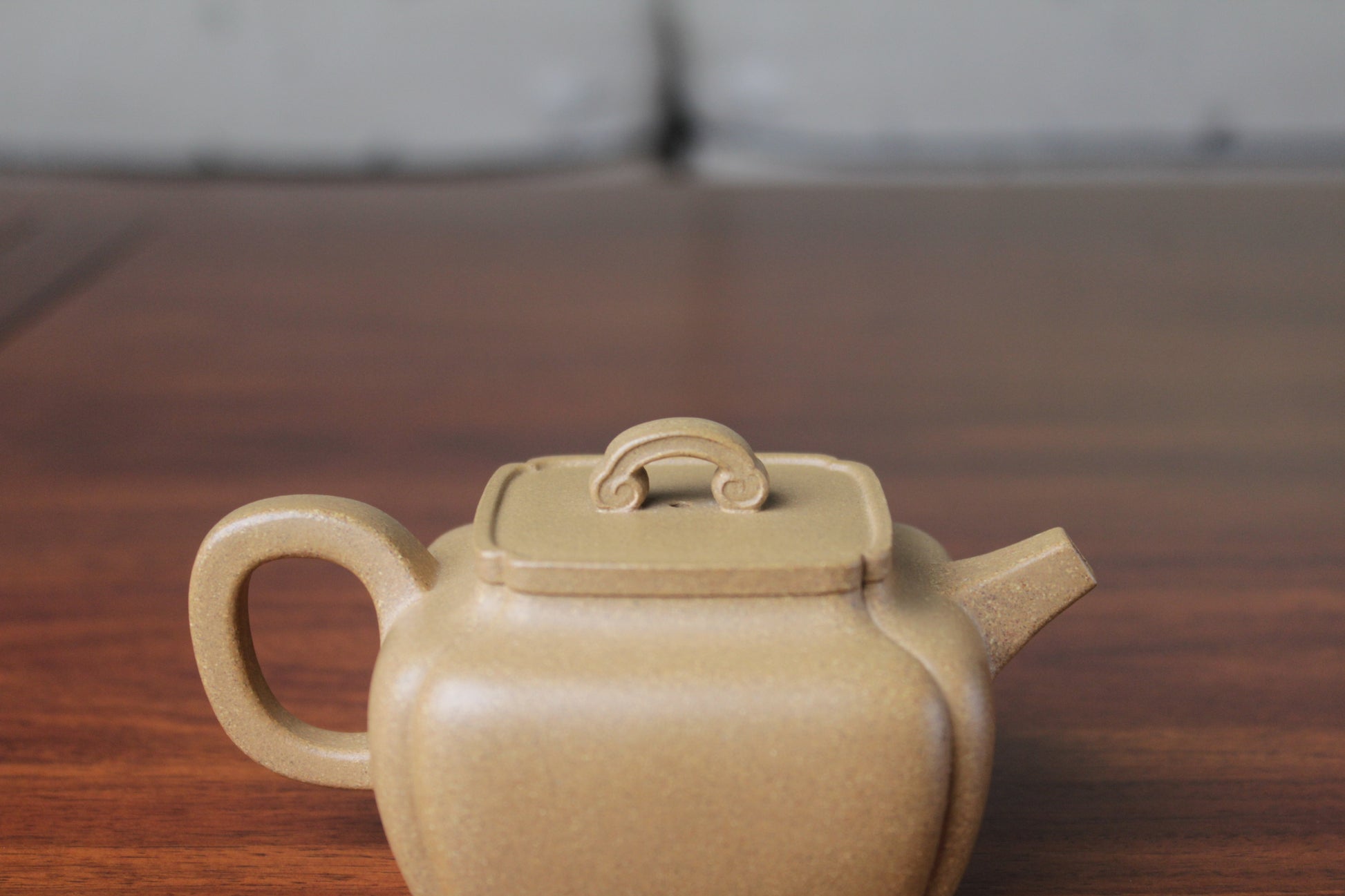 Lid details of the yi xing tea pot handmade with purple clay on the table