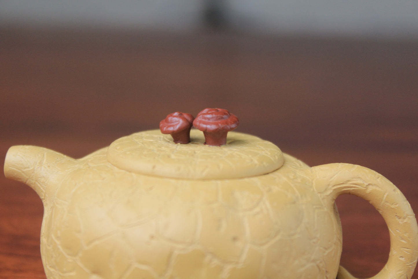 The lid of the yixing clay teapot on the table