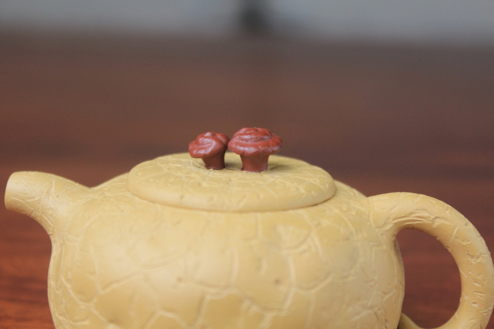 The lid of the yixing clay teapot on the table