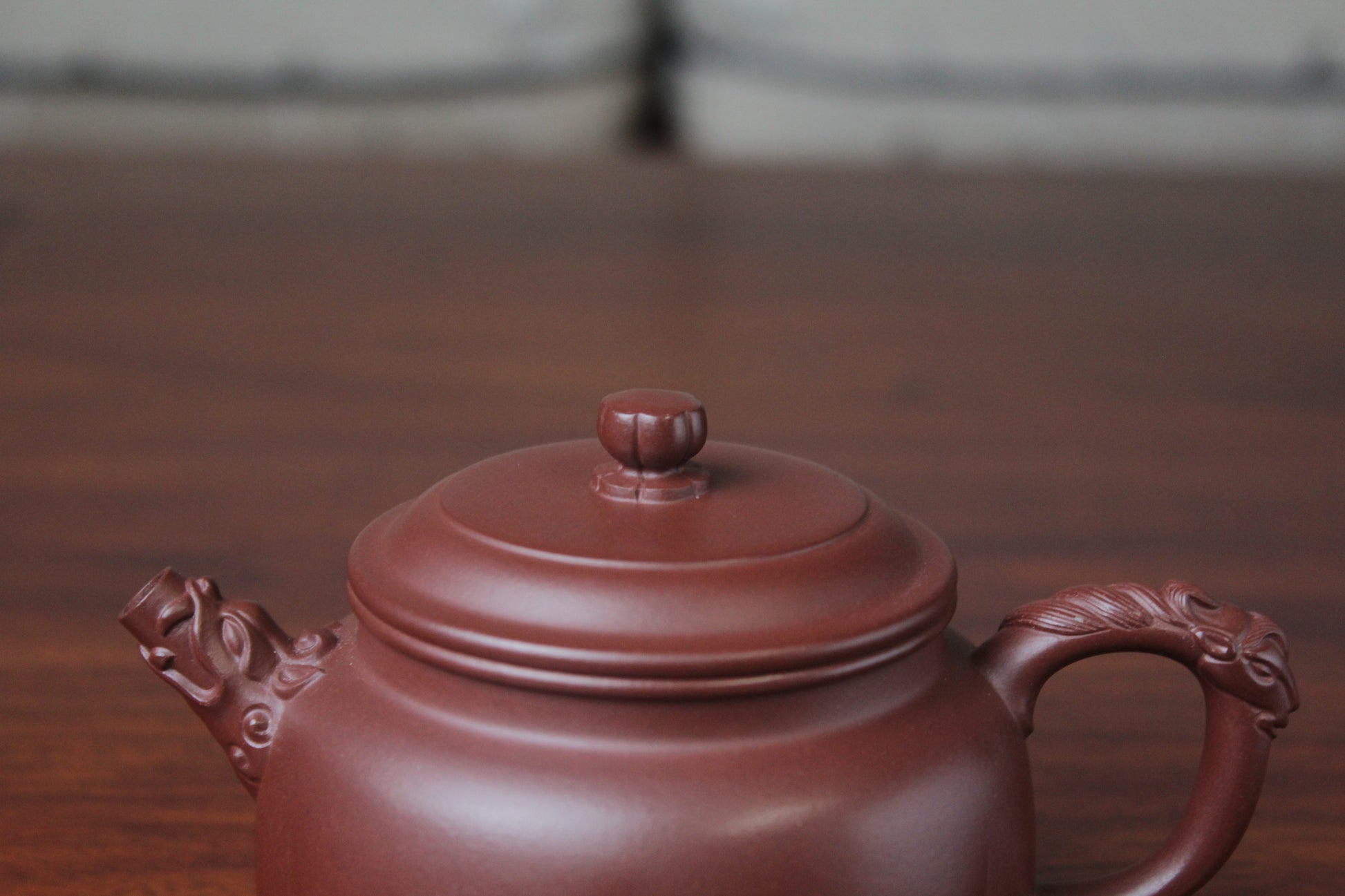 The lid detail of the yixing clay teapot on the table