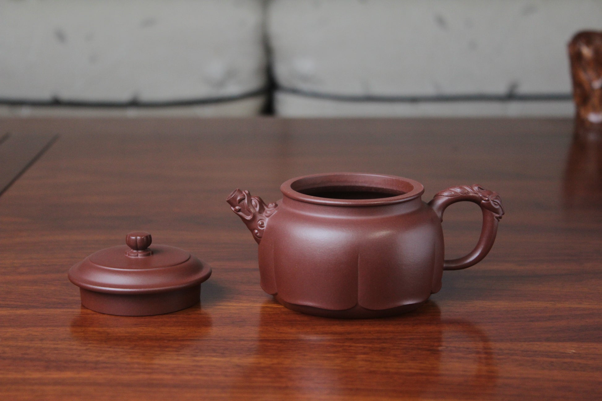 The lid and the yixing clay teapot on the table