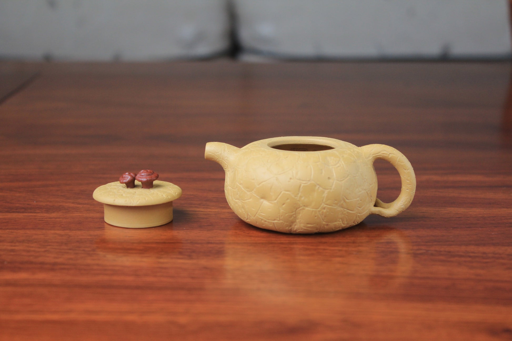 The detail lid of the yixing clay teapot on the table