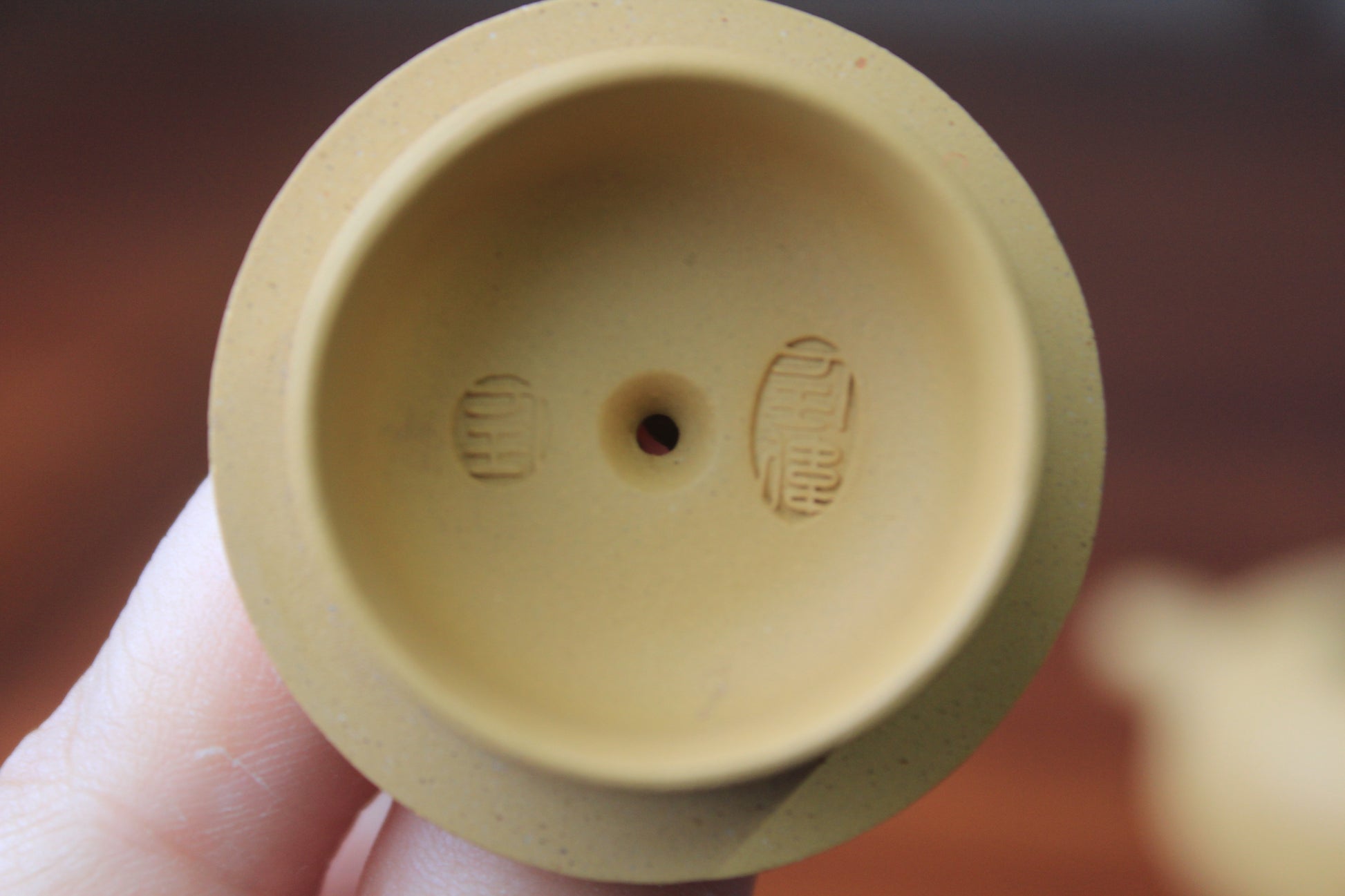 The lid marks of the yixing clay teapot on the table