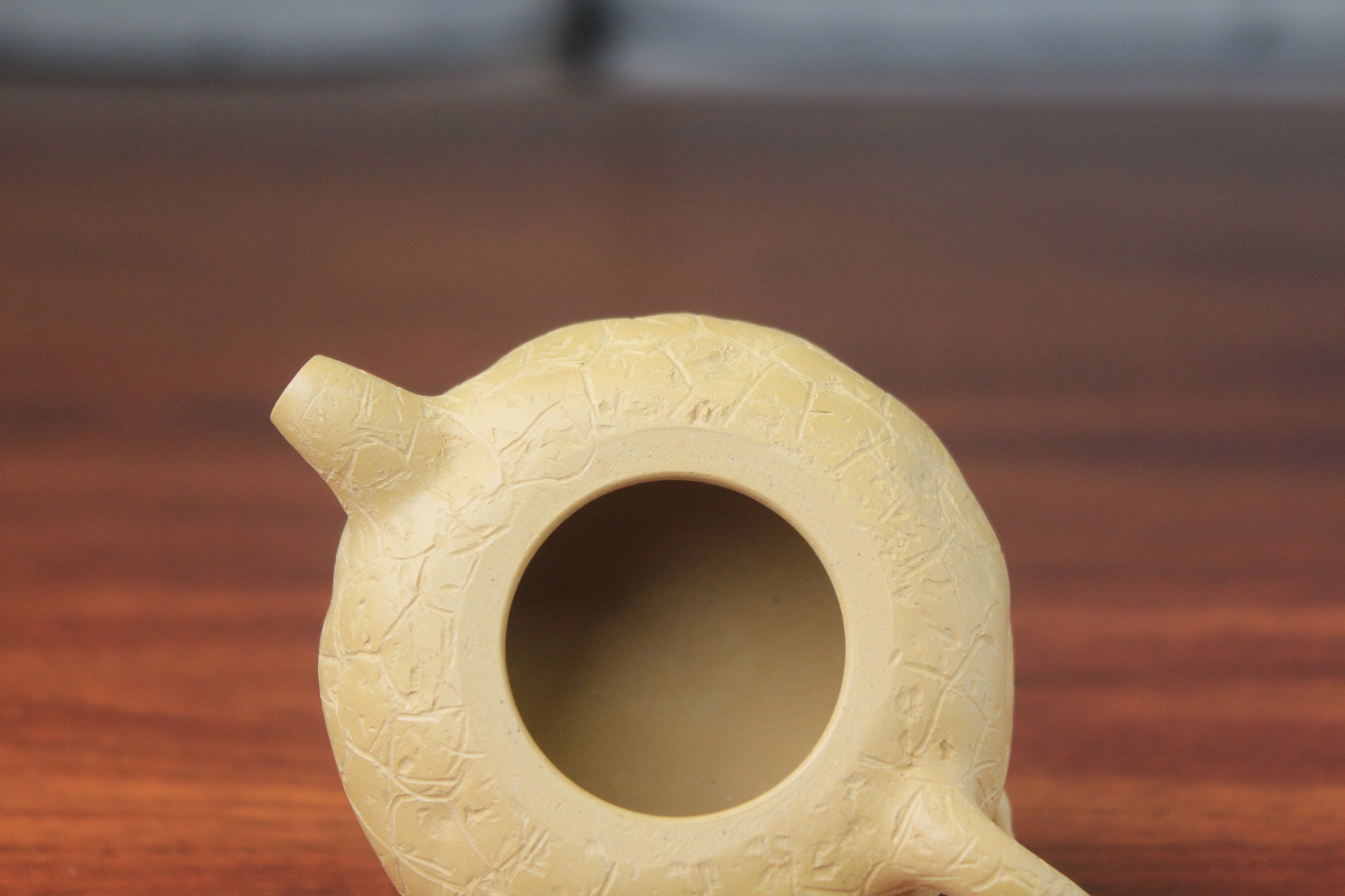 The mouth of the yixing clay teapot on the table