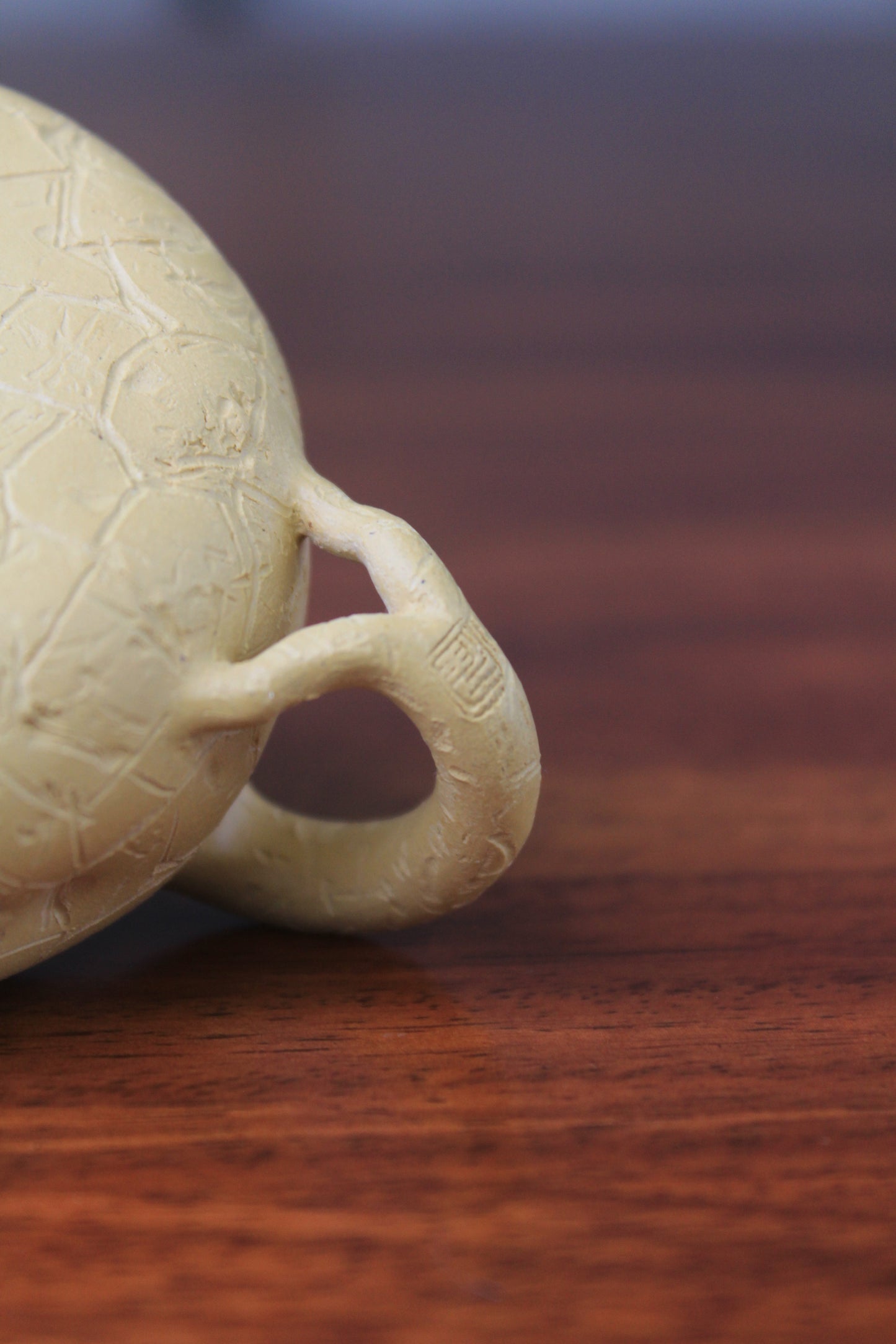 The handle mark of the yixing clay teapot on the table