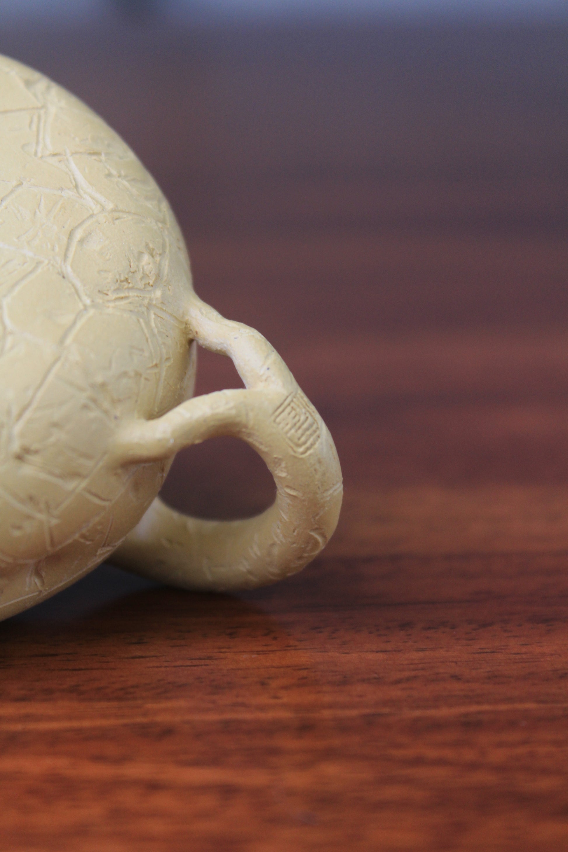 The handle mark of the yixing clay teapot on the table