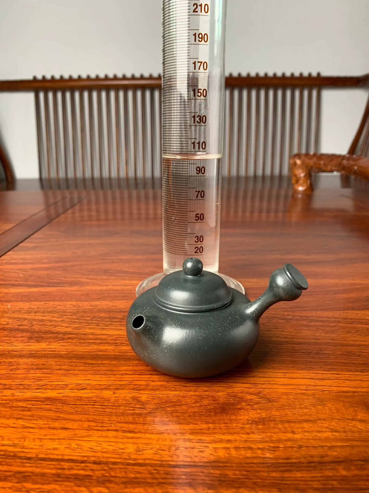 the capacity of the yixing clay teapot is 105ml