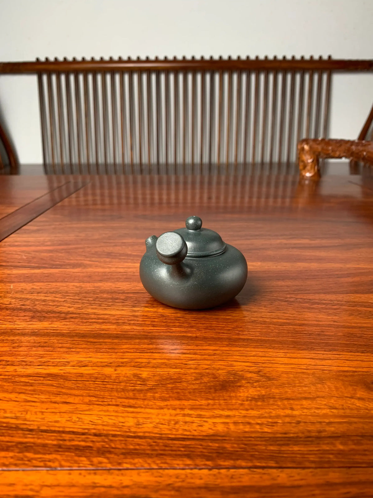 Looking right at the lid and body of the yixing clay teapot