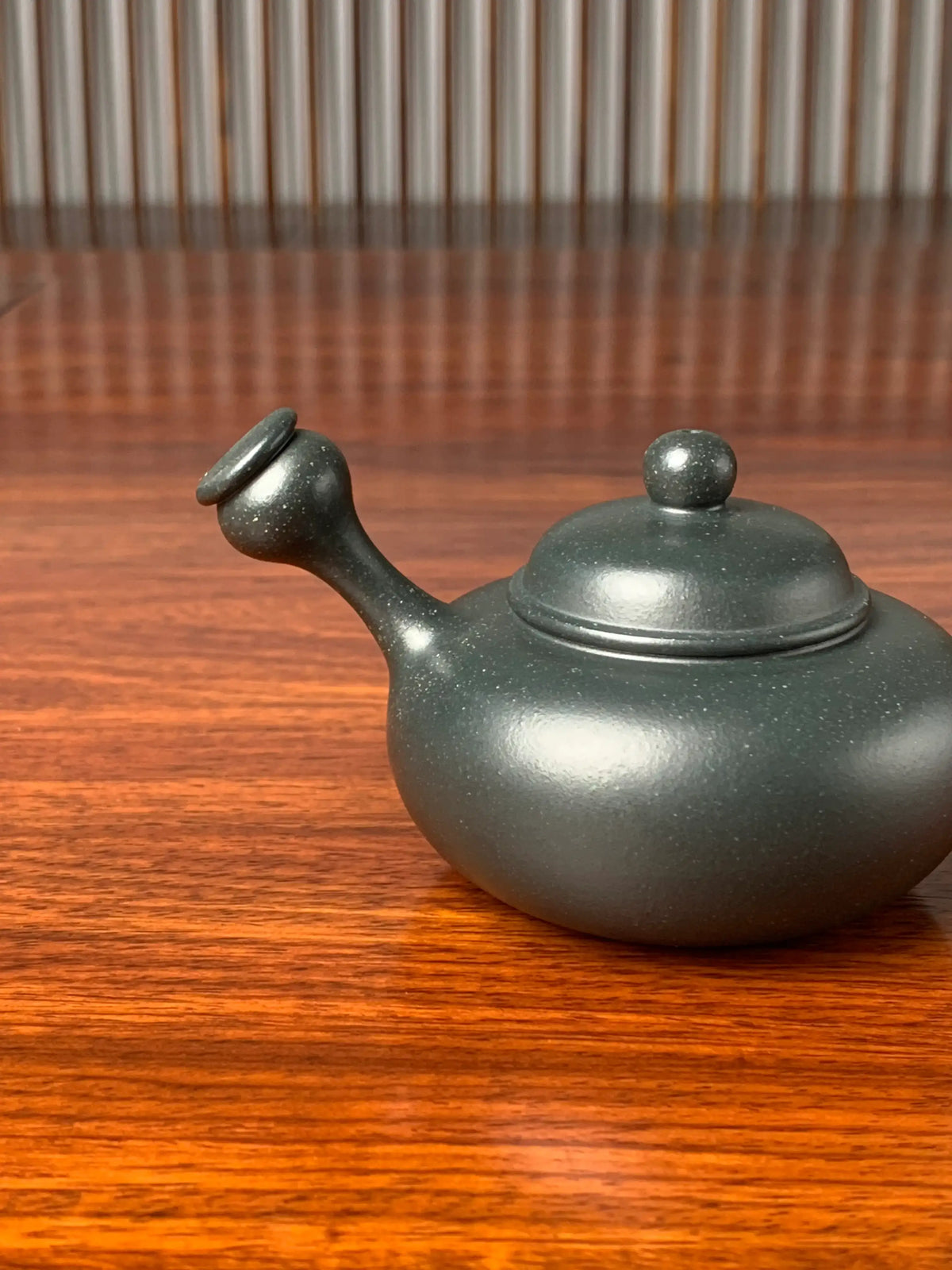 the special handle of the yixing clay teapot tang yu