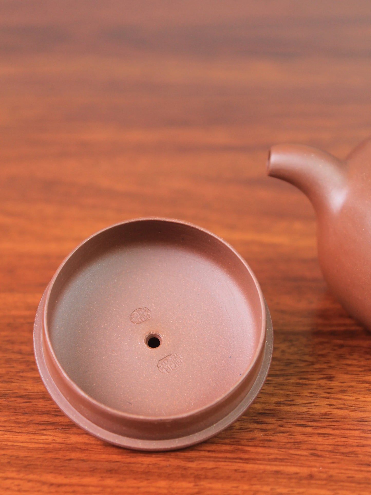 the yixing zisha teapot lid on the table