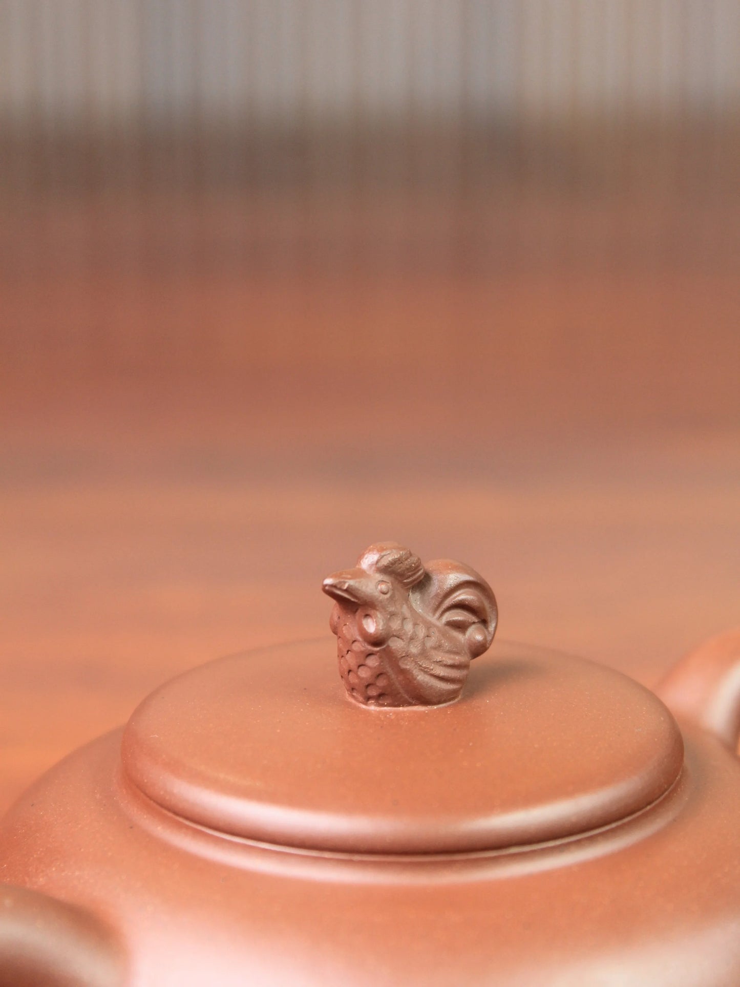 the right view of the cute chicken konb on the teapot lid