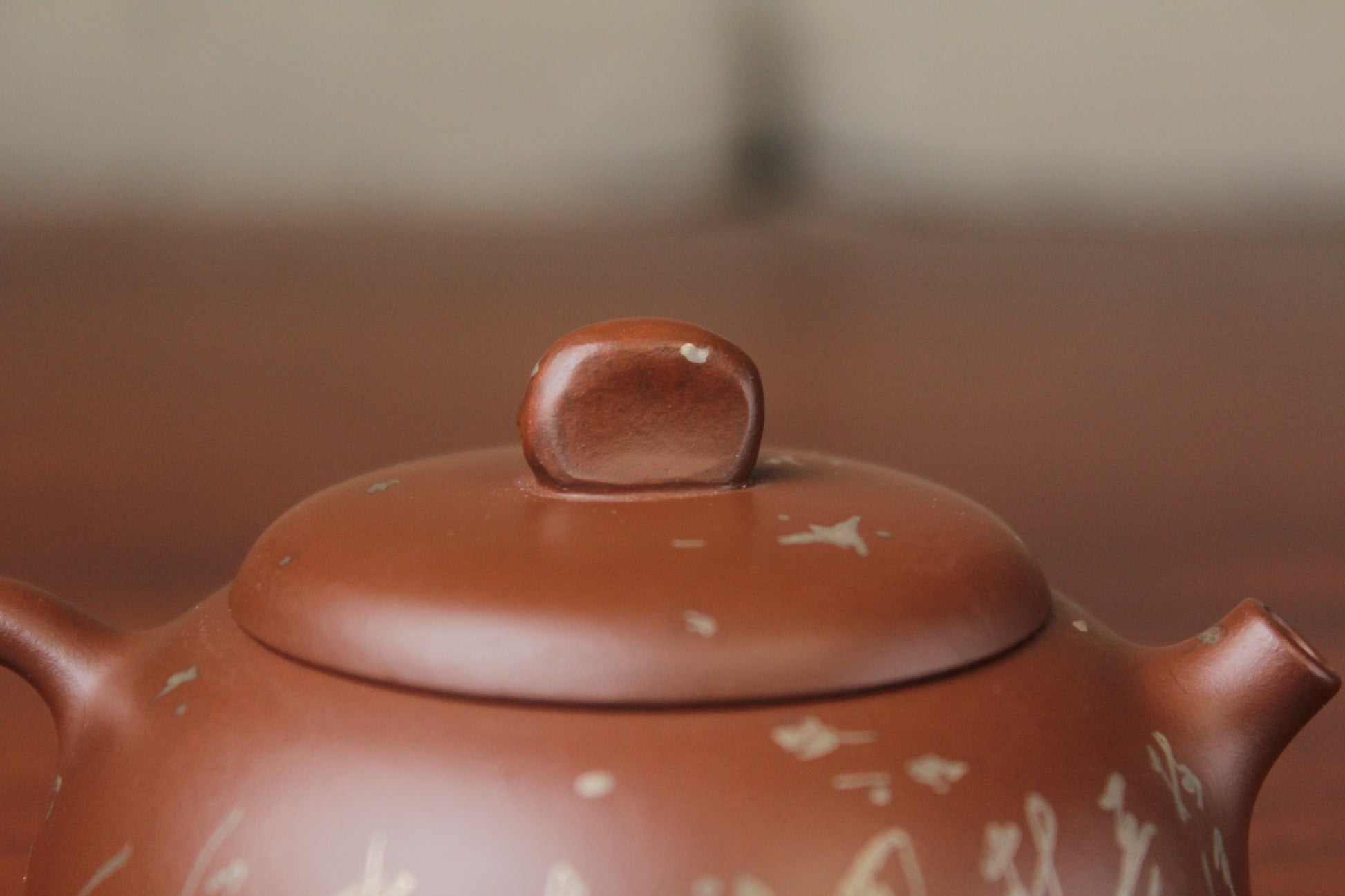 konb of the yixing teapot on the table