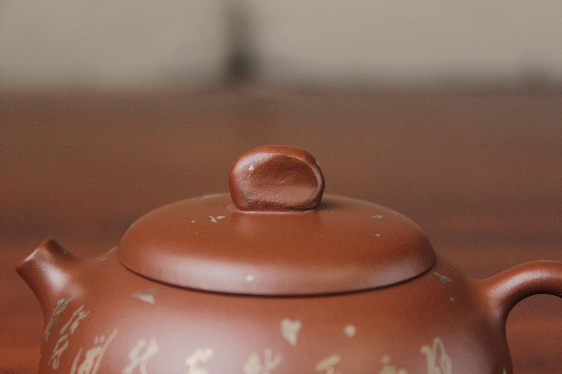 konb of the yixing teapot on the table