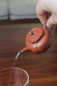 pour of yixing teapot zhu ni shi qiu