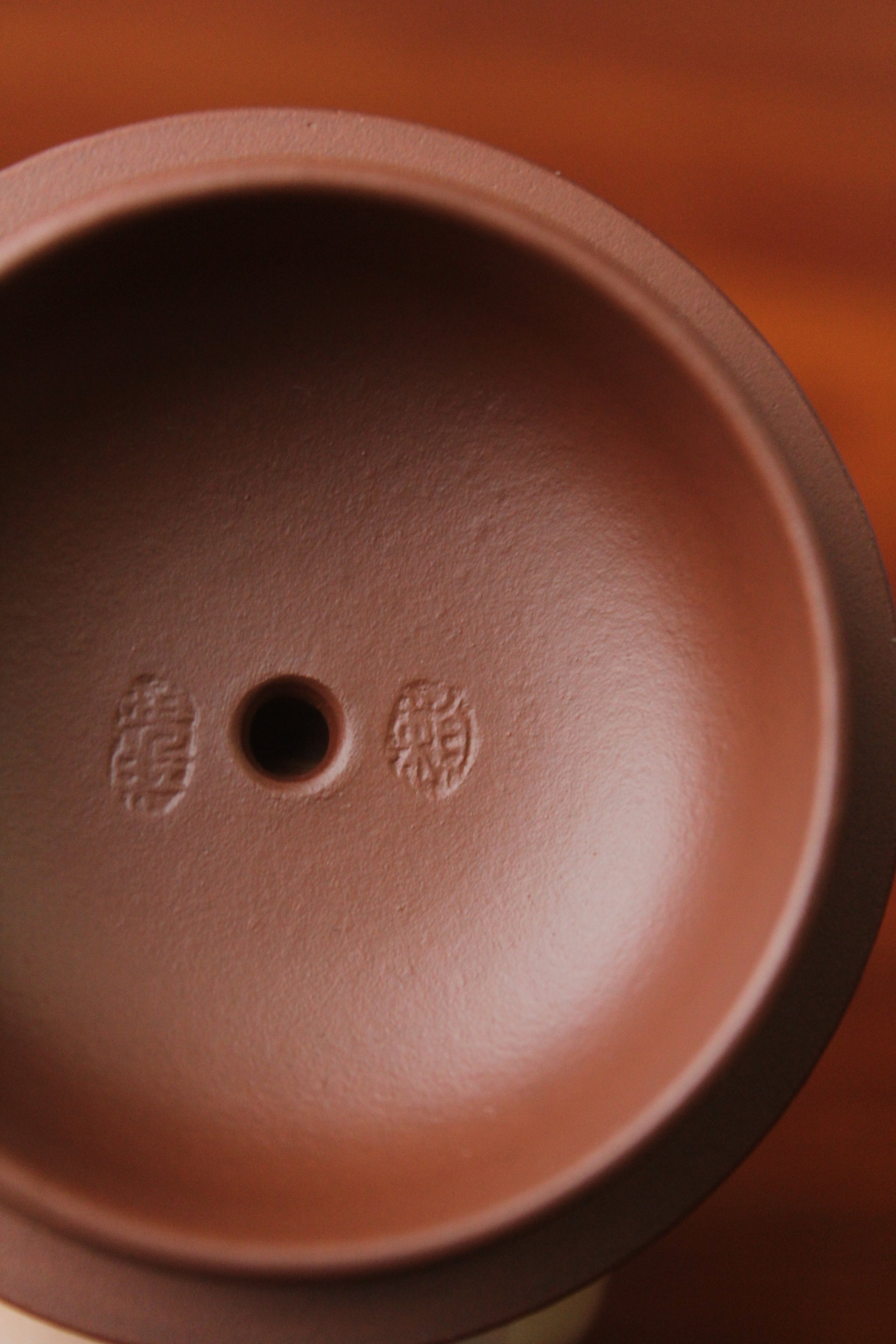 lid marks of the yixing teapot on the table