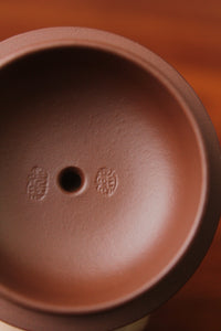 lid marks of the yixing teapot on the table