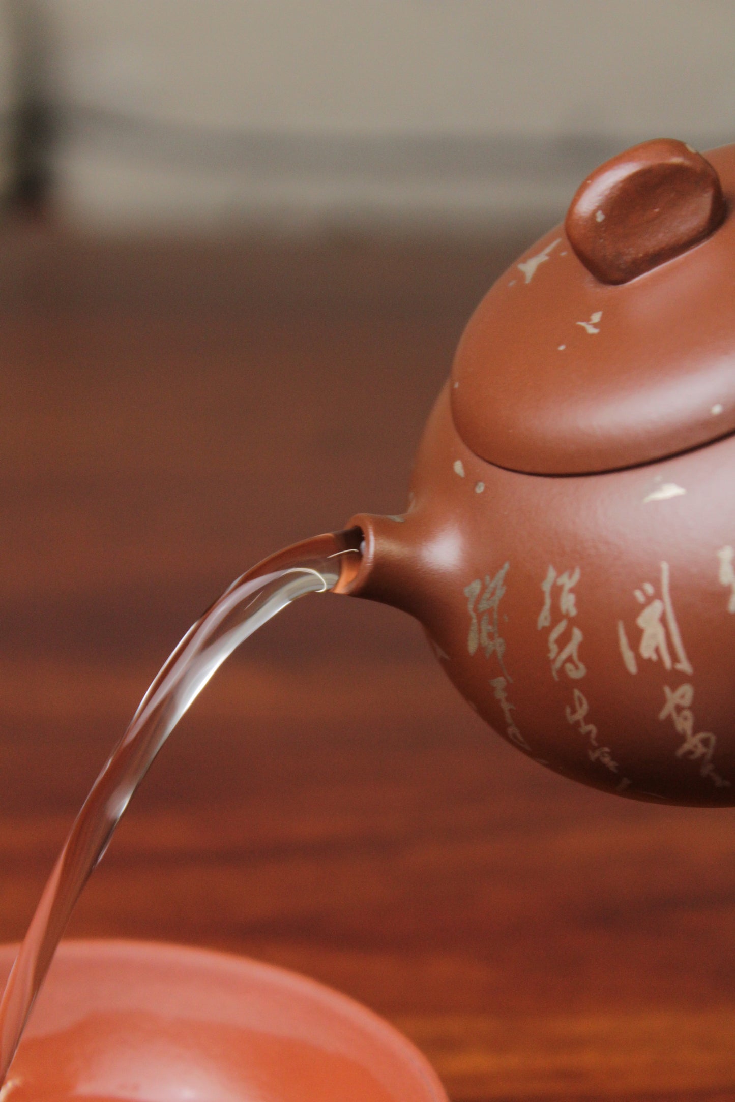 pour of the yixing teapot on the table