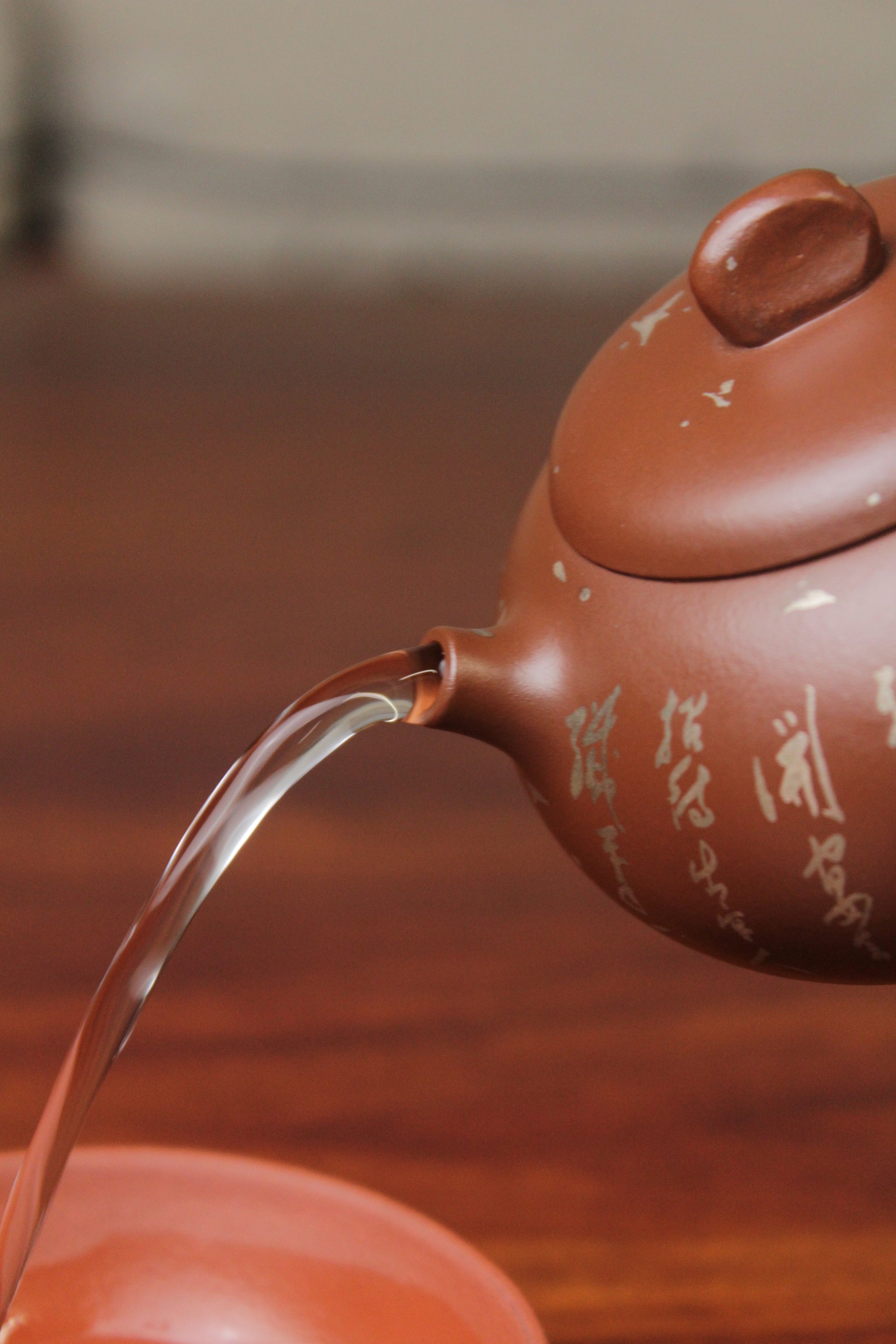 pour of the yixing teapot on the table