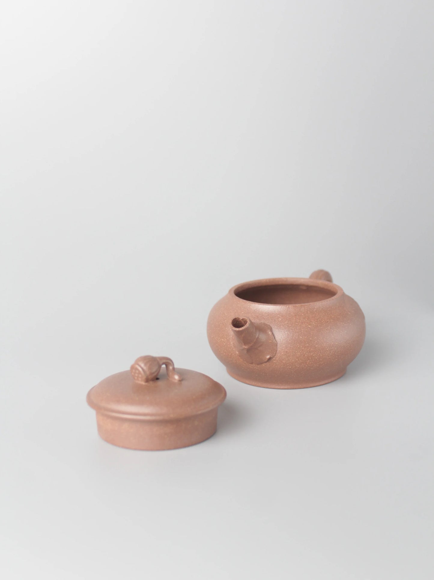 Yixing Teapot lid and yixing teapot body on table