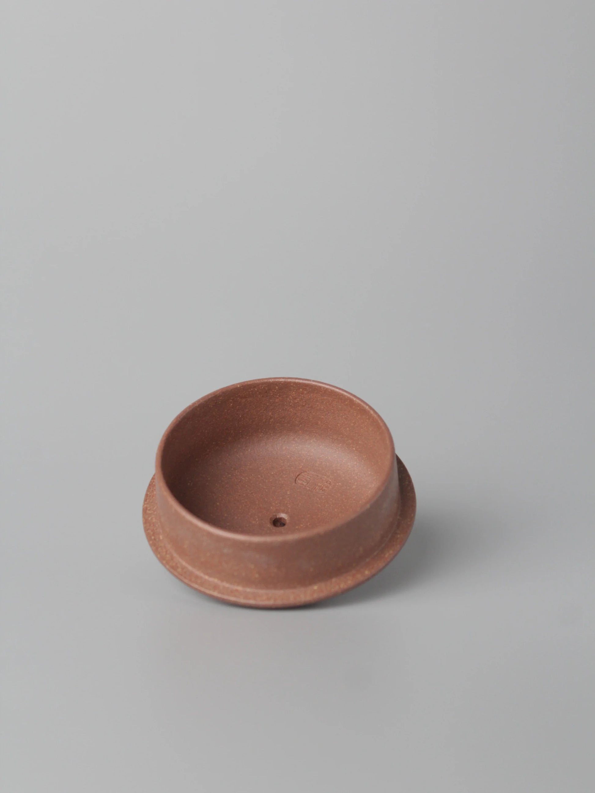 the lid of the yixing teapot on the table