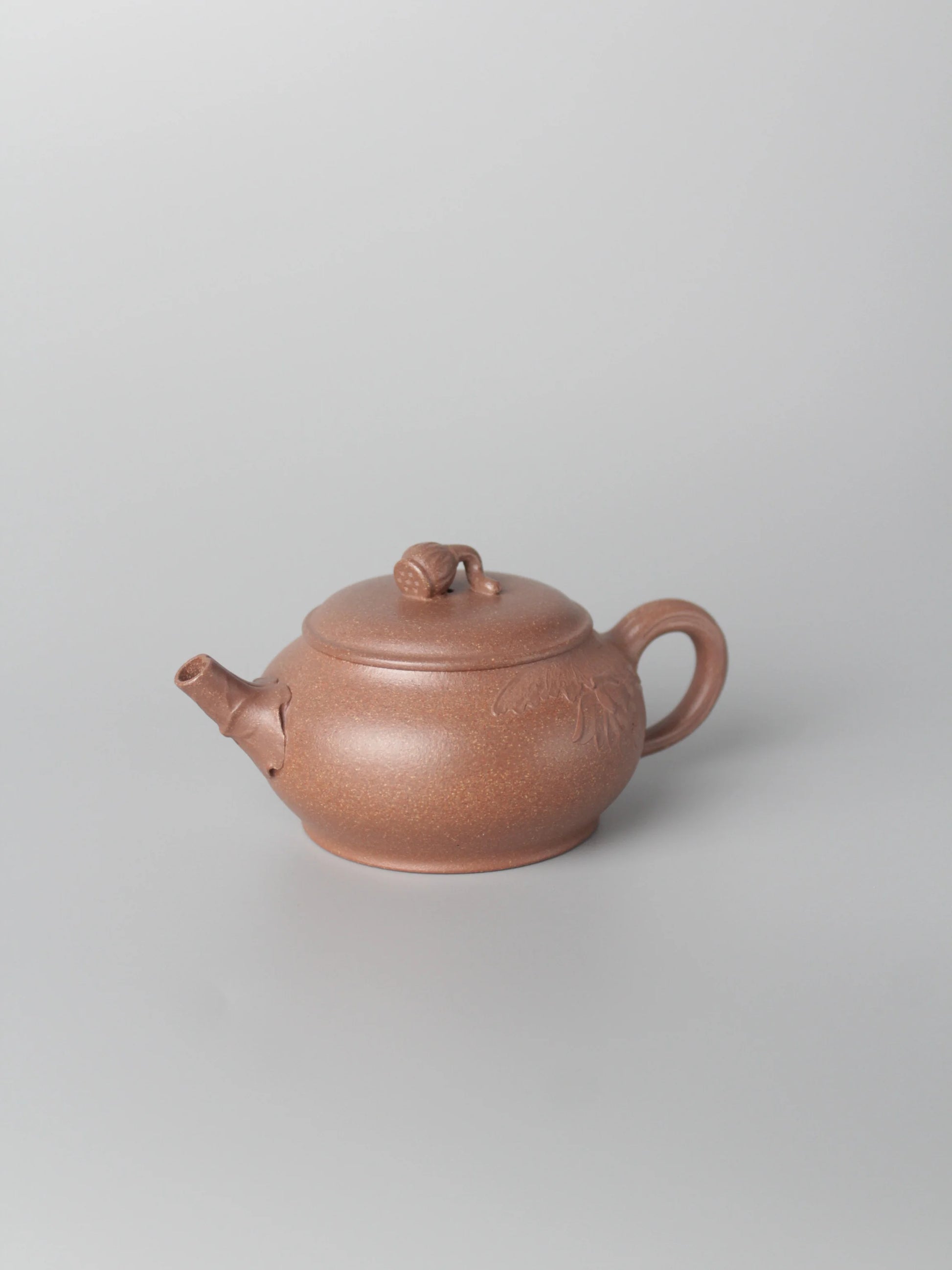 the right view of the yixing teapot named louts