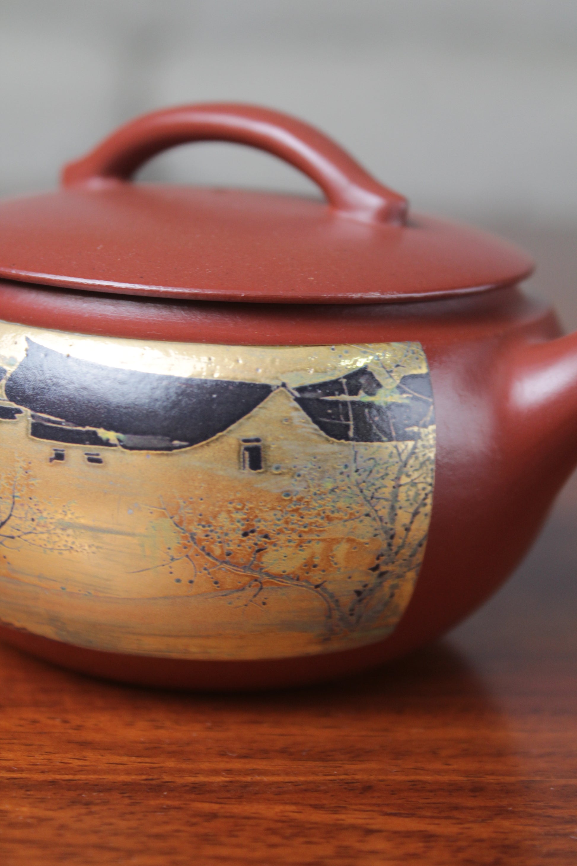 Pattern details of the yixing teapot Han wa on the table