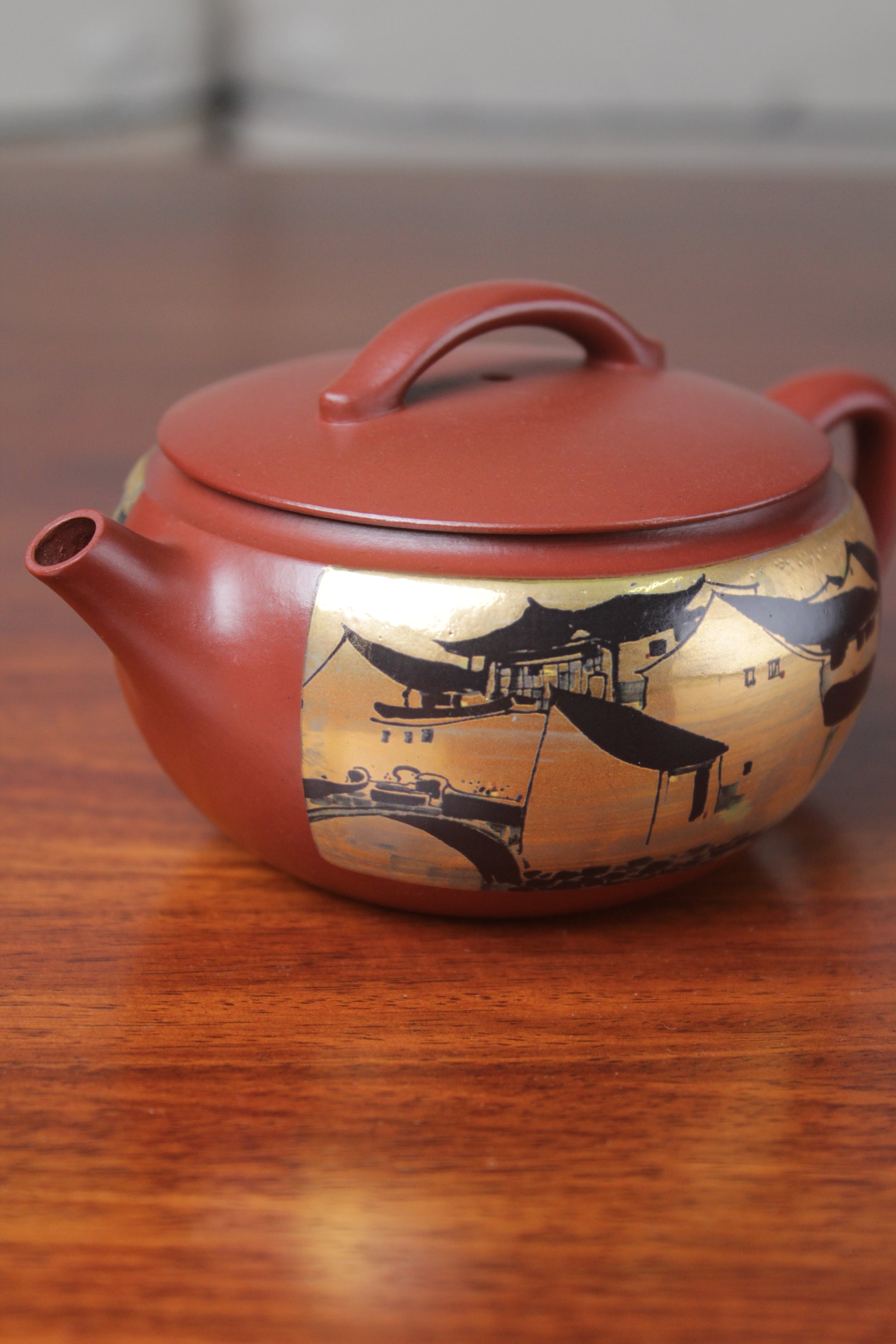 Right view of the yixing teapot Han wa on the table