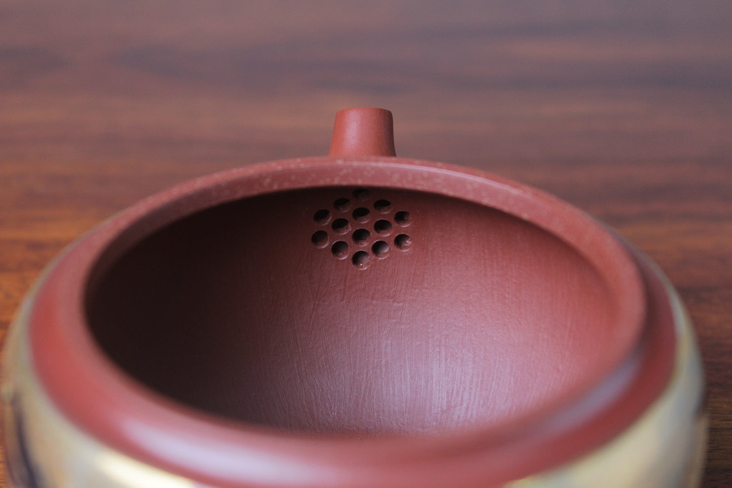 Filter of the yixing teapot Han wa on the table