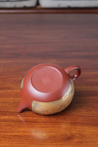 Bottom of the yixing teapot Han wa on the table