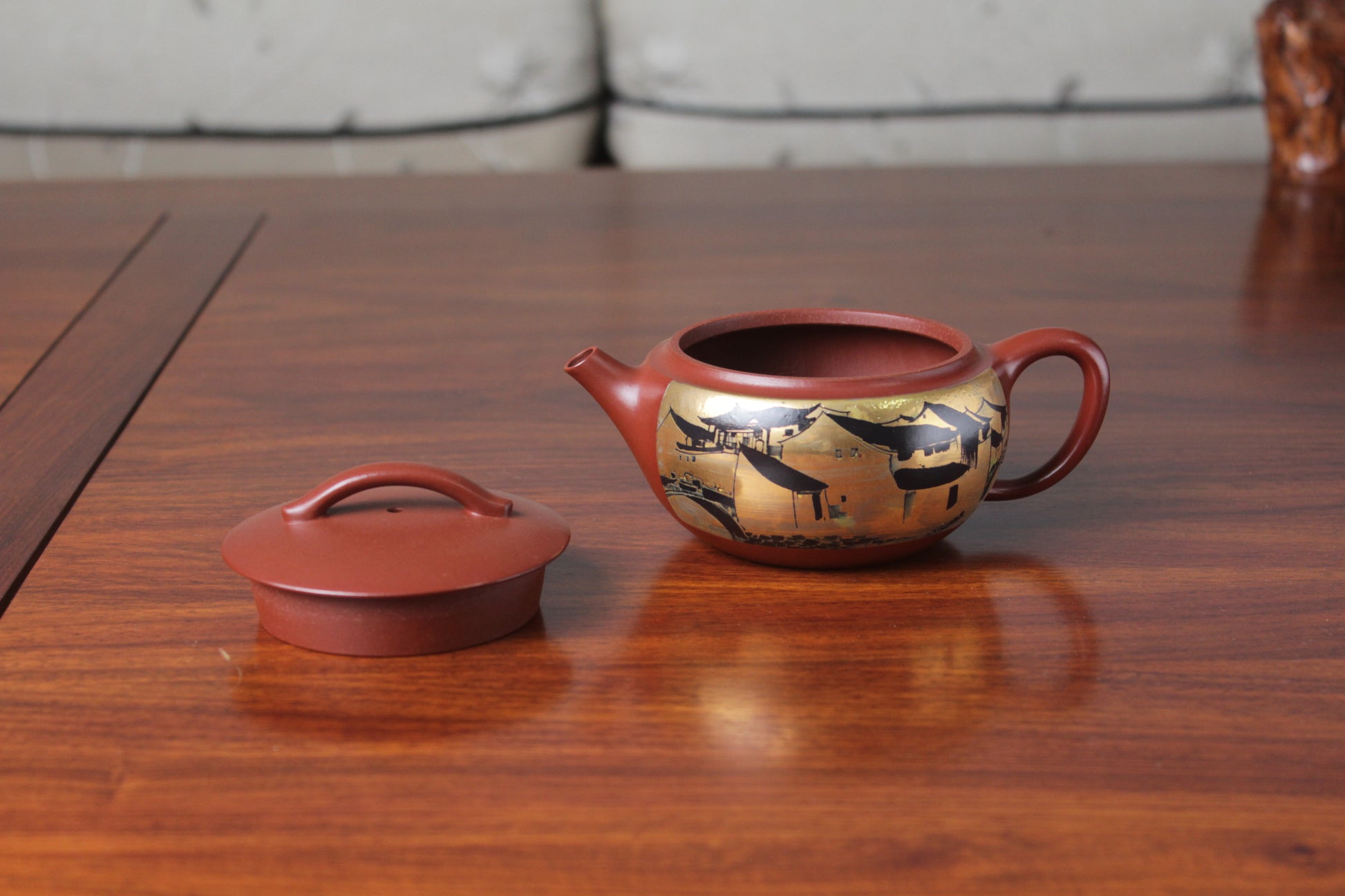 Detail of the yixing teapot Han wa on the table