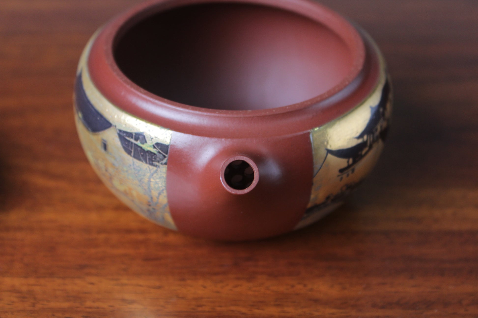 Spout of the yixing teapot Han wa on the table