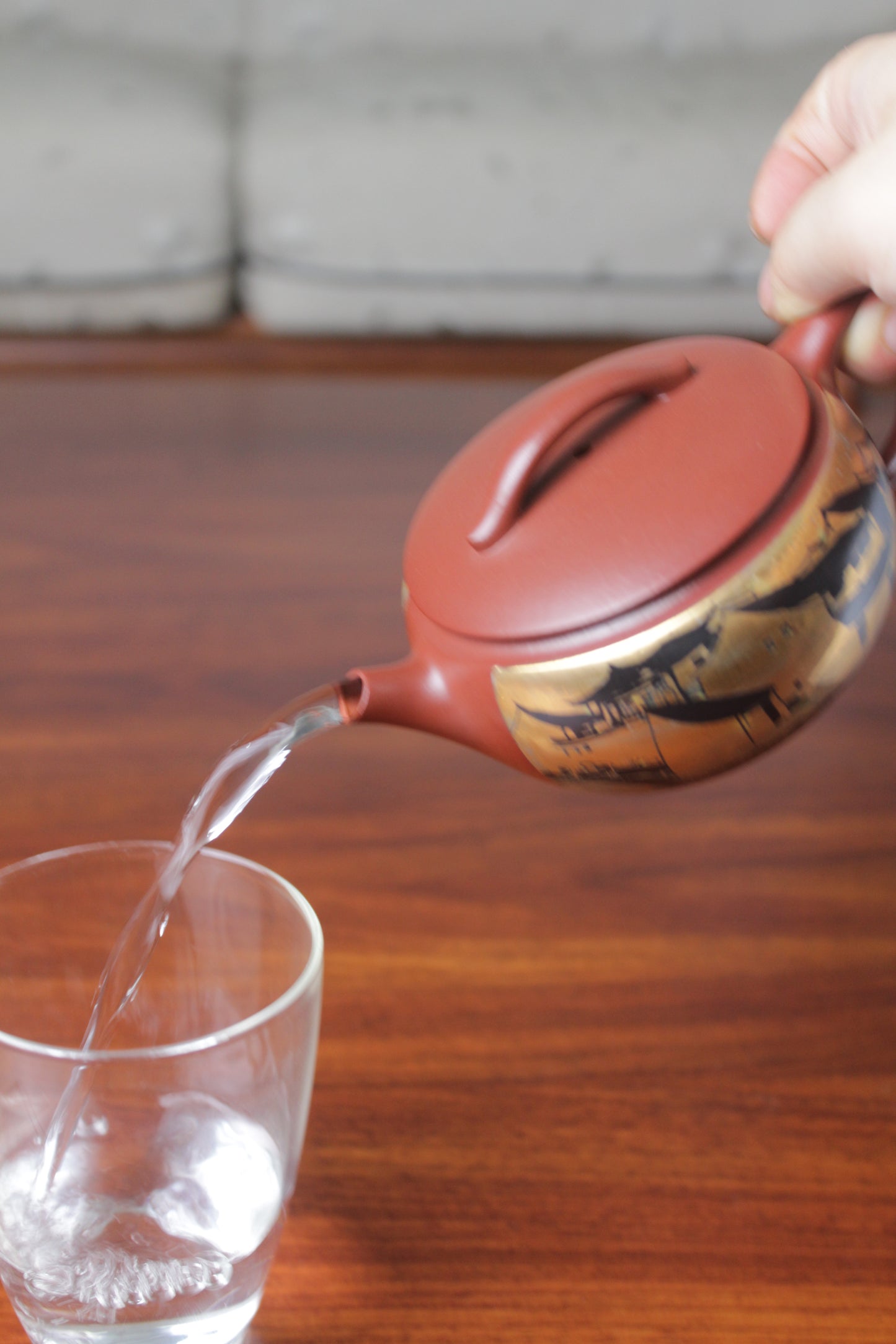 Pour of yixing teapot Han wa