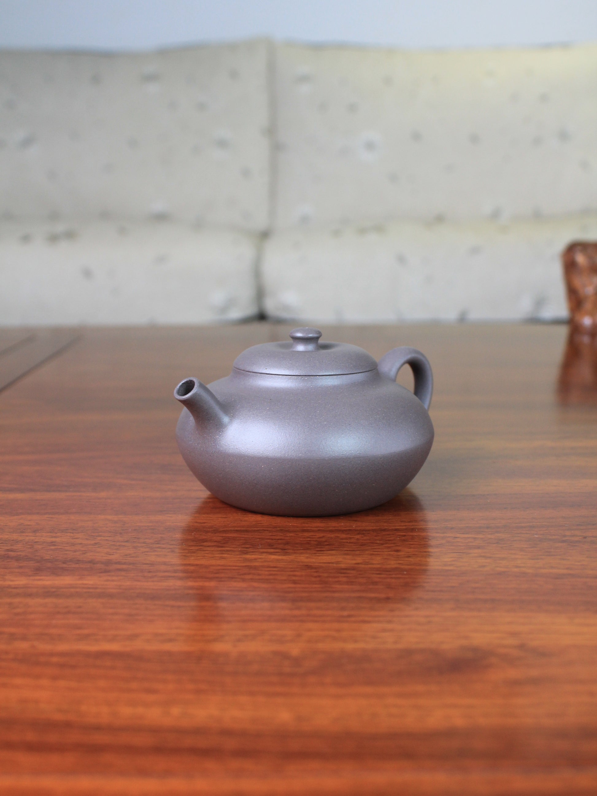 Right view of the yixing teapot handmade named he huan 