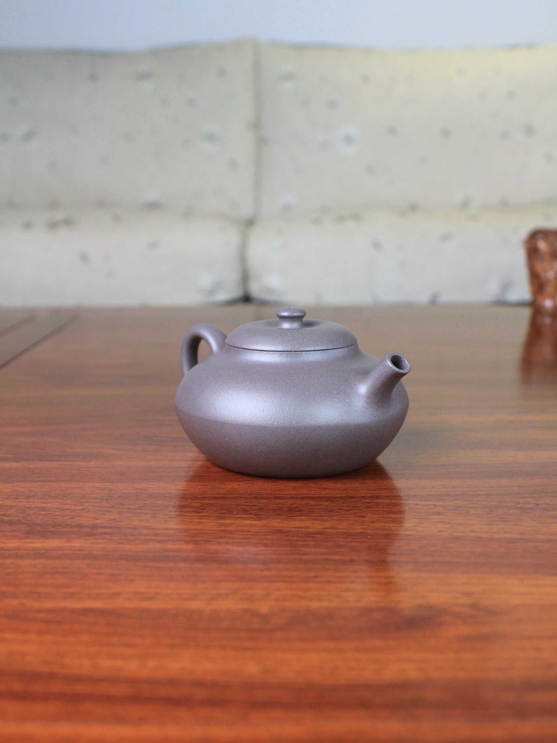 Left view of the yixing teapot handmade named he huan 