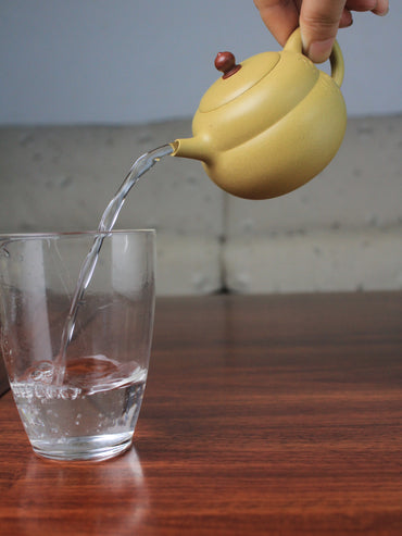 Pour of the yixing teapot named gourd